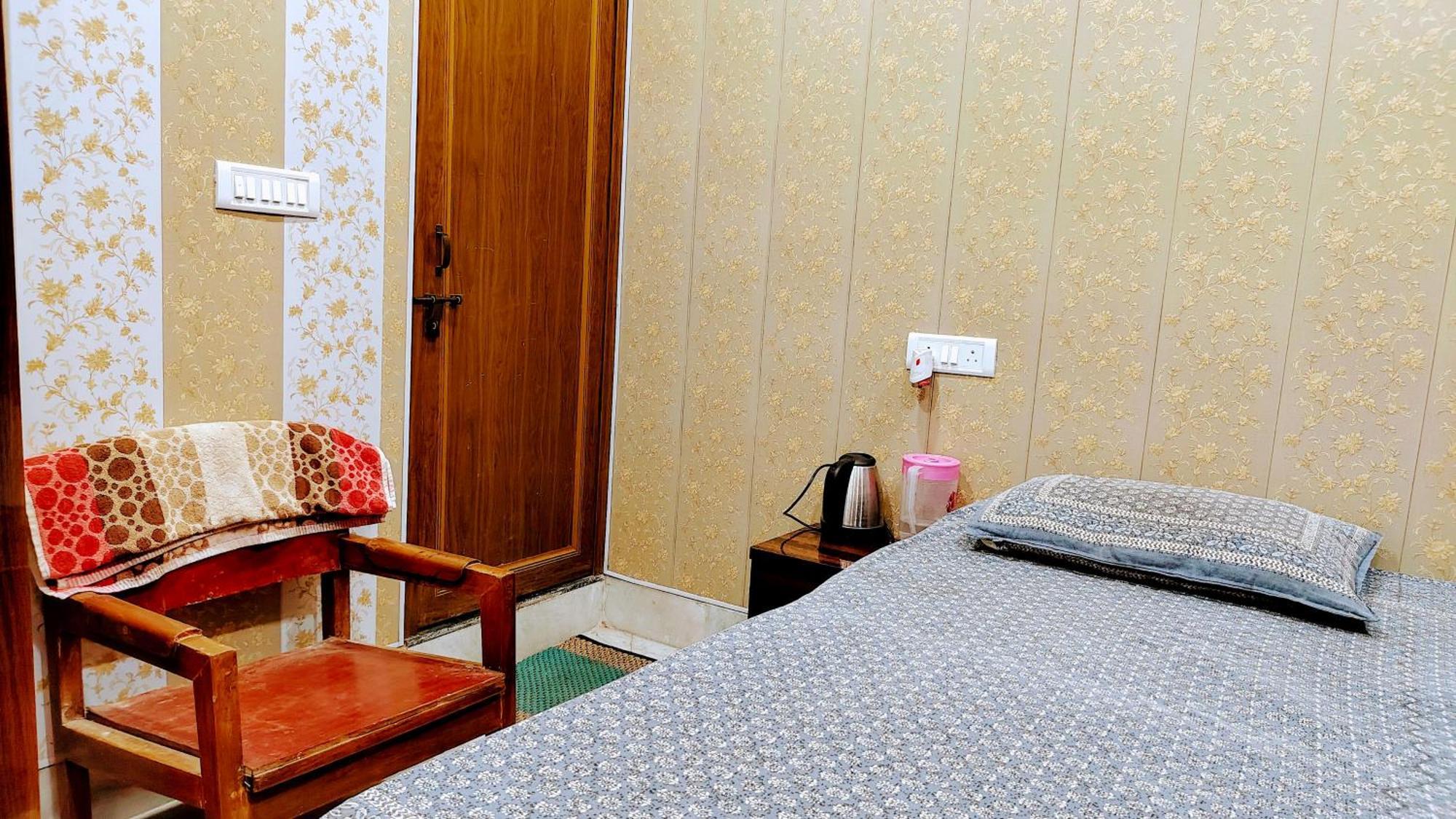 Raju 150 Meters From Shree Ram Janmbhoomi Temple 200 Meters From Dham Railway Station Ayodhya