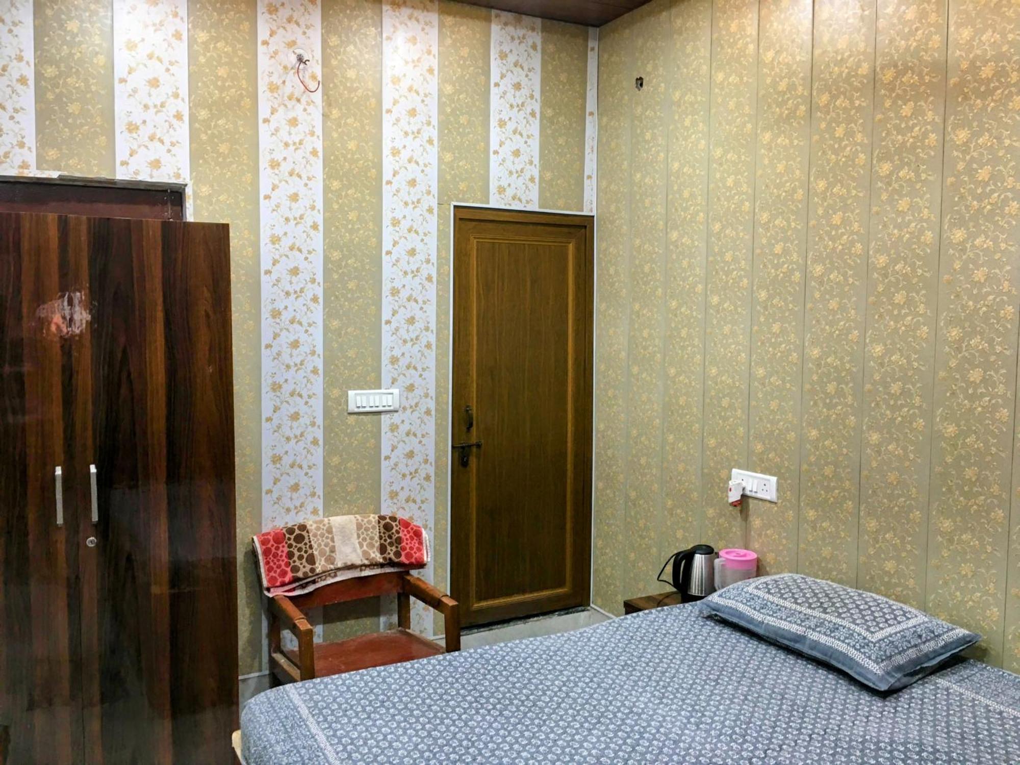 Raju 150 Meters From Shree Ram Janmbhoomi Temple 200 Meters From Dham Railway Station * Ayodhya