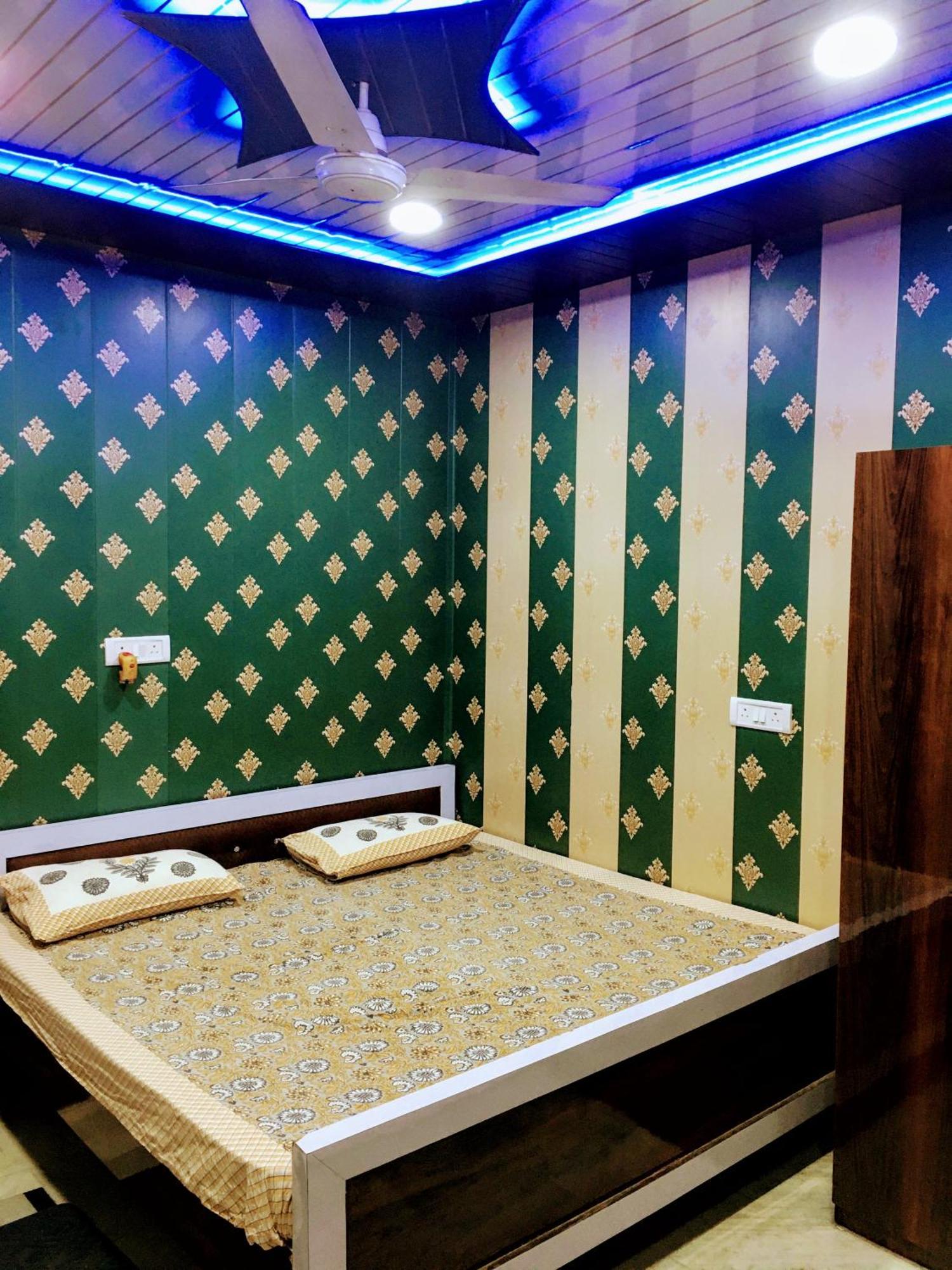 Raju 150 Meters From Shree Ram Janmbhoomi Temple 200 Meters From Dham Railway Station * Ayodhya
