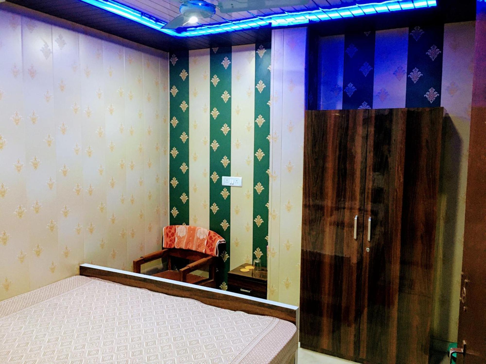 Raju 150 Meters From Shree Ram Janmbhoomi Temple 200 Meters From Dham Railway Station Homestay *