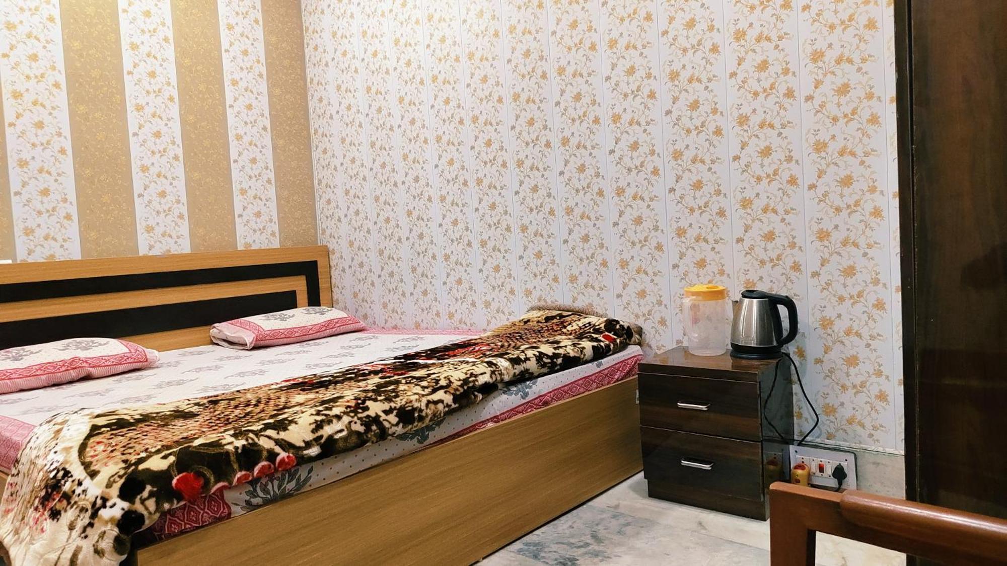 Raju 150 Meters From Shree Ram Janmbhoomi Temple 200 Meters From Dham Railway Station * Ayodhya