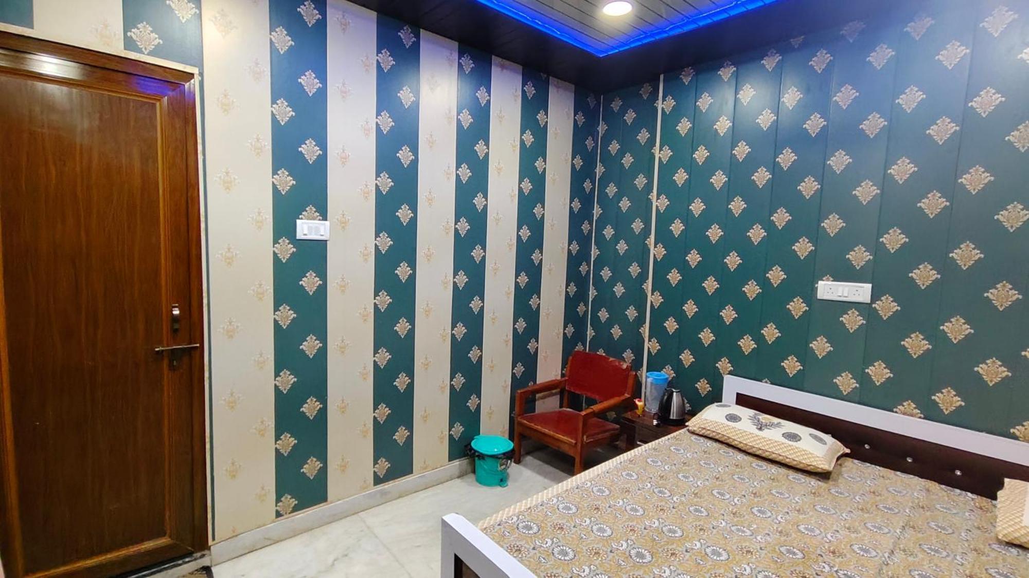 Raju 150 Meters From Shree Ram Janmbhoomi Temple 200 Meters From Dham Railway Station Homestay *