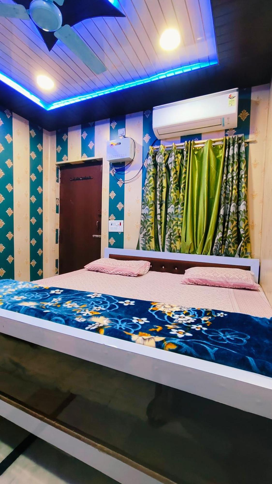 Raju 150 Meters From Shree Ram Janmbhoomi Temple 200 Meters From Dham Railway Station Homestay *