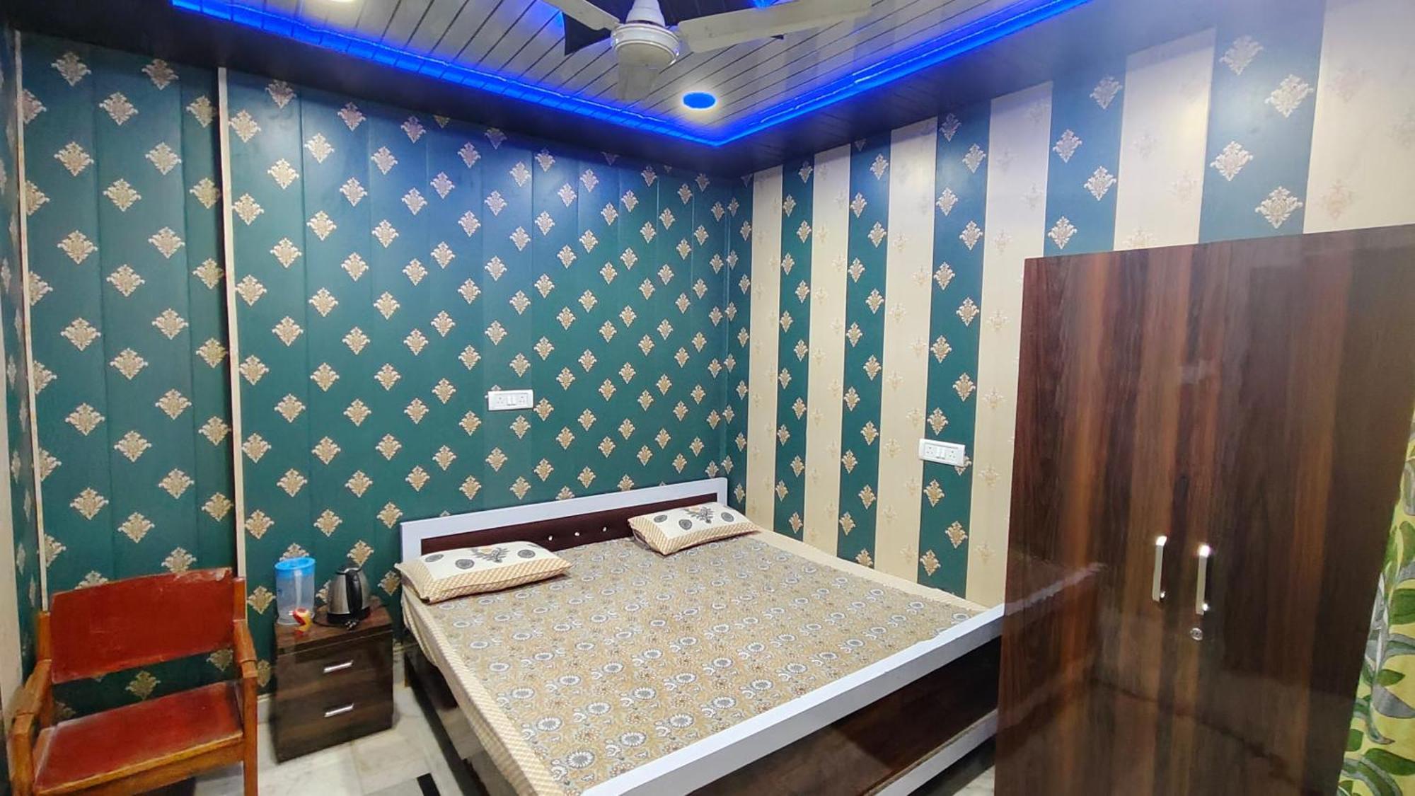 Raju 150 Meters From Shree Ram Janmbhoomi Temple 200 Meters From Dham Railway Station Homestay